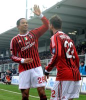 FUSSBALL SERIE A:  Urby Emanuelson (li.) mit Antonio Nocerino (AC Mailand)