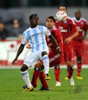 1. Fussball Bundesliga: Eke Uzoma (li, 1860 Muenchen) gegen Tomas Rincon (re, HSV)