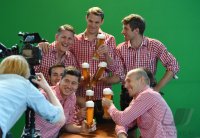 Fussball 1. Bundesliga 14/15: FC Bayern Muenchen mit Weissbier