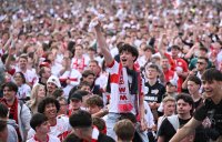 Fussball DFB Pokal Finale 24/25: Arminia Bielefeld - VfB Stuttgart, Public Viewing auf dem Schlossplatz