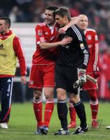 Fussball 1. Bundesliga : Mark van Bommel umarmt Torwart Hans Joerg Butt (v. li., FCB)