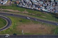 FUSSBALL WM 2010  LUFTBILD  Kinder spielen Fussball  im  Township / Highlight