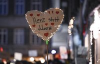 Lichtermeer fuer die Demokratie auf dem Tuebinger Marktplatz