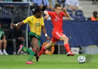 Fussball International Testspiel: Henri Bedimo (li, Kamerun) gegen Alexander Ryazantsev (re, Russland)