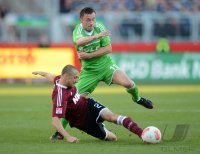 Fussball 1. Bundesliga, Saison 2012/2013: Timmy Simons (li, 1 FC Nuernberg) gegen Ivica Olic (VfL Wolfsburg)