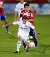Fussball 3. Bundesliga : Anton Makarenko (li, SV Babelsberg 03) gegen Tim Jerat (re, Unterhaching)