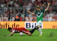Fussball 1. Bundesliga &Atilde;Saison 2010/2011: Mark van Bommel (li, FC Bayern Muenchen) gegen Aaron Hunt (re, SV Werder Bremen)