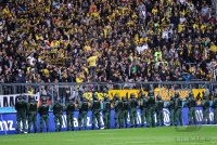 Fussball 2. Bundesliga:  Polizisten auf dem Rasen der Allianz Arena