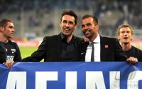 2. Fussball Bundesliga: JUBEL nach dem Sieg mit Manager Michael Preetz und Trainer  Markus Babbel  (v. li., Hertha BSC Berlin)