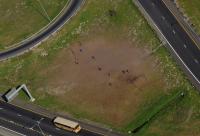 FUSSBALL WM 2010  LUFTBILD  Kinder spielen Fussball  im  Township / Highlight