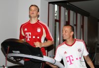 Fussball 1. Bundesliga: Fitnesstrainer  Thomas Wilhelmi ,Manuel Neuer (v. re., FC Bayern Muenchen)