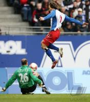 Fussball 1. Bundesliga: Hamburg - Moenchengladbach, Zweikampf