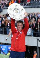 Fussball 1. Bundesliga : JUBEL Trainer Louis van Gaal (FCB)