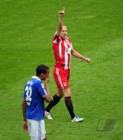 Fussball 1. Bundesliga : JUBEL Arjen Robben (re, FC Bayern Muenchen) Enttaeuschung bei Joel Matip (FC Schalke 04)
