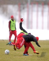 Fussball 1. Bundesliga: Danijel Pranjic (li, ) gegen David Alaba (FC Bayern Muenchen)