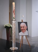 Ein Bild des verstorbenen Papst Franziskus I.im Rotternburger Dom St. Martin