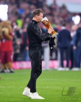 Fussball 1. Bundesliga Saison 21/22: JUBEL FC Bayern Muenchen feiert die 32. Meisterschaft