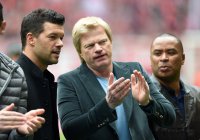 Fussball, 1. Bundesliga  Saison 13/14: Jubel FC Bayern Muenchen mit Schale