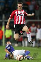 Fussball UCL: Eindhoven - Schalke, Zweikampf