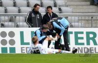2. Fussball Bundesliga: Stefan Aigner wird verletzt und behandelt (1860 Muenchen)