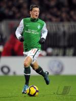 FUSSBALL, 1. BUNDESLIGA, 14. Spieltag: Bremen, OEZIL Einzelaktion