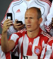 Fussball 1. Bundesliga 2010/2011:  Arjen Robben (FCB)  mit Handy