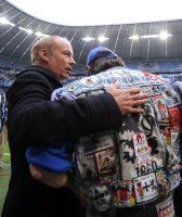 2. Fussball Bundesliga: Praesident Reiner Beeck im Gespraech mit einem Fan (v. li., 1860 Muenchen)