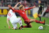 Fussball 1. Bundesliga : Georg Niedermeier (li, VfB Stuttgart) GEGEN Anatoliy Tymoshchuk (FC Bayern Muenchen)
