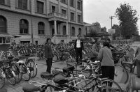 Fussball Beckenbauer (Cosmos New York) vor Fahrraedern