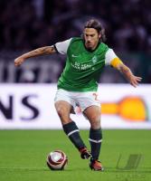 FUSSBALL, EUROPA LEAGUE GRUPPENPHASE: Bremen FRINGS am Ball