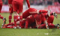 Fussball Regionalliga Sued 2012/2013:  Jubel nach dem Tor zum 1:0 auf dem Torschuetzen Vladimir Rankovic (FC Bayern II)