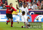 Fussball Bundesliga: Leverkusen - Bayern, Zweikampf