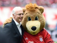 Fussball, 1. Bundesliga  Saison 14/15: Franz Beckenbauer mit FC Bayern Maskottchen Berni