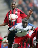 Fussball 1. Bundesliga: Hamburg - Leverkusen, Zweikampf