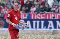 Fussball, 1. Bundesliga  Saison 13/14: Jubel FC Bayern Muenchen mit Schale
