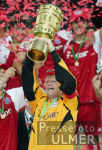 Fussball Pokal Finale: Schalke - Bayern, KAHN jubelt mit Pokal