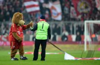 Fussball 1. Bundesliga Saison 12/13:  JUBEL FC Bayern Maskottchen Berni