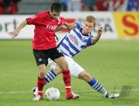 Fussball 1. Bundesliga: Duisburg - Frankfurt, Zweikampf