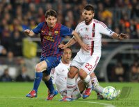 FUSSBALL INTERNATIONAL  CHL Viertelfinale 11/12: Lionel Messi (li,Barca)  gegen Antonio Nocerino (AC Mailand)