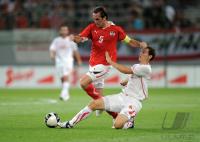 FUSSBALL International : Christian FUCHS (li, Oesterreich) gegen Stephan LICHTSTEINER (Schweiz)
