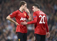 FUSSBALL INTERNATIONAL CHL ACHTELFINALE 12/13: Jonny Evans und Robin van Persie (v. li., Manchester United FC)