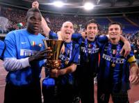 FUSSBALL SERIE A:  (v. li.) JUBEL mit dem POKAL Mario Barwuah Balotelli, Wesley Sneijder, Diego Milito, Javier Zanetti (Inter)