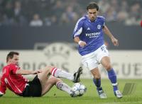 Fussball CL: Schalke - Eindhoven, Zweikampf