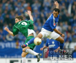 Fussball 1. Bundesliga: Schalke - Bochum, Zweikampf