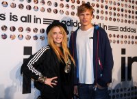 Fussball Saison 2010/2011: MTV Moderatorin Palina Rojinski mit Holger Badstuber (re, FC Bayern Muenchen)