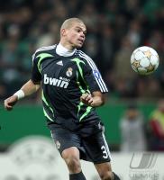 Fussball, Champions League: Madrid PEPE Einzelaktion