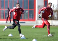 Fussball 1. Bundesliga: Bastian Schweinsteiger (li,) mit Torwart Manuel Neuer (FC Bayern Muenchen)