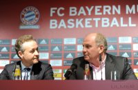 Basketball 1. Bundesliga 2011/2012:  Klaus Josef Lutz (Vorstandsvorsitzender der BayWa AG )  Praesident Uli Hoeness (v. li., FC Bayern Muenchen)