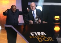 Fussball FIFA Ballon d Or 2010 Desmond Tutu