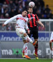 Fussball 1. Bundesliga : Timo Gebhart (li, VfB Stuttgart) gegen Marco Russ (re, Eintracht Frankfurt)